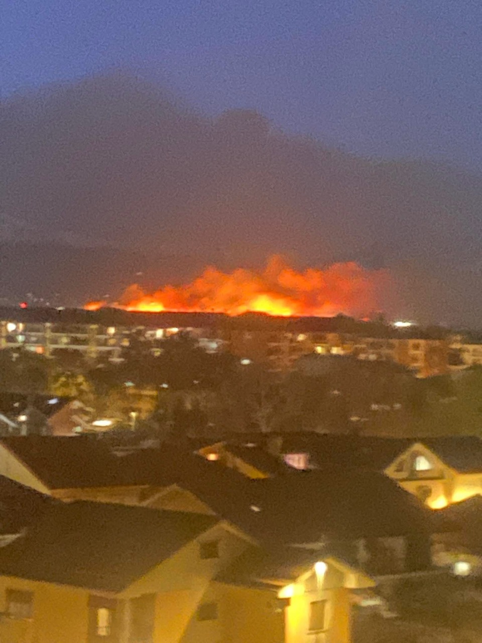 Incendio nelle Vaude: fiamme spinte dal vento, paura per case e cascine