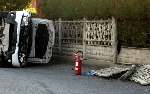 Paura a San Giusto: auto ribaltata e moto distrutta nello scontro