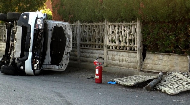 Paura a San Giusto: auto ribaltata e moto distrutta nello scontro