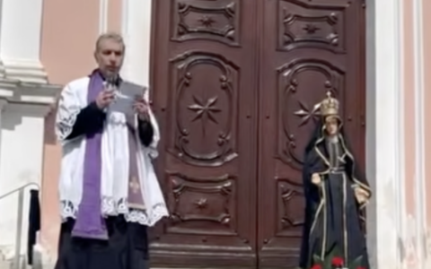 Santuario «sbarrato» a Cuceglio: tensione tra pellegrini e parrocchia