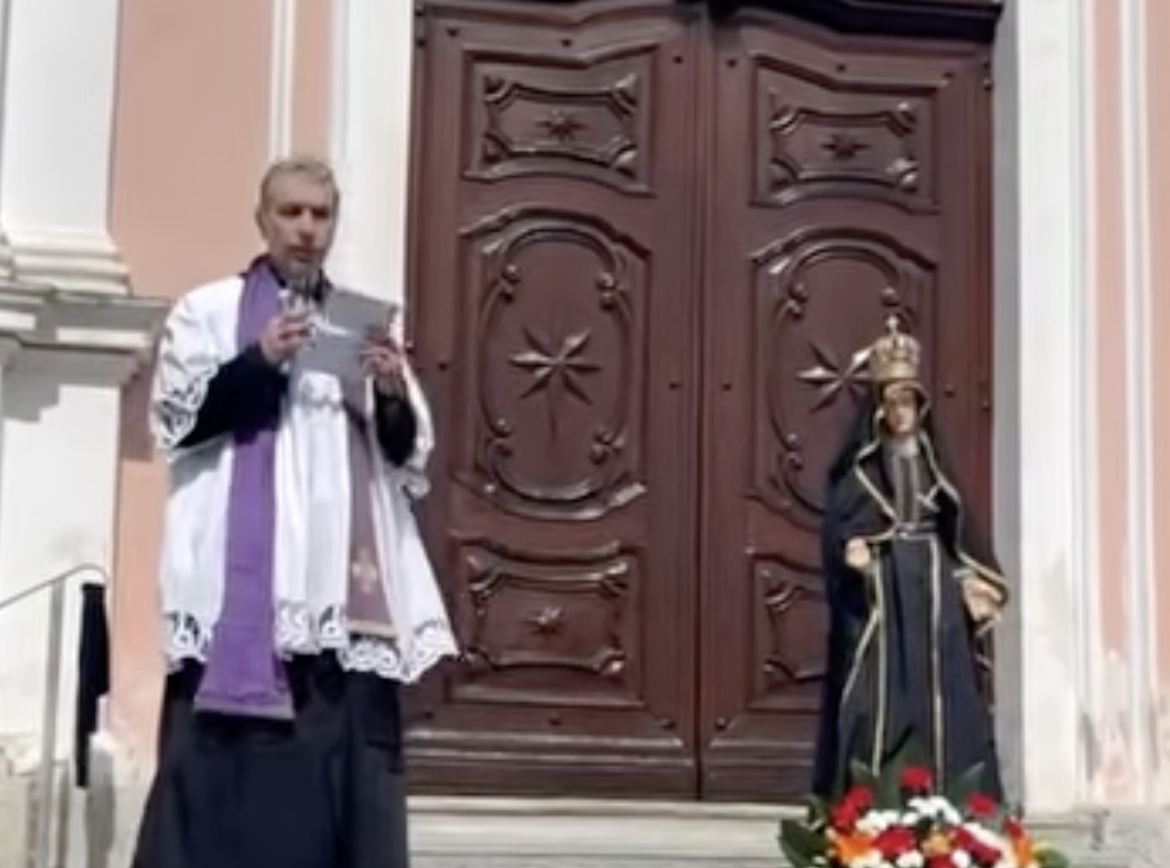 Santuario «sbarrato» a Cuceglio: tensione tra pellegrini e parrocchia