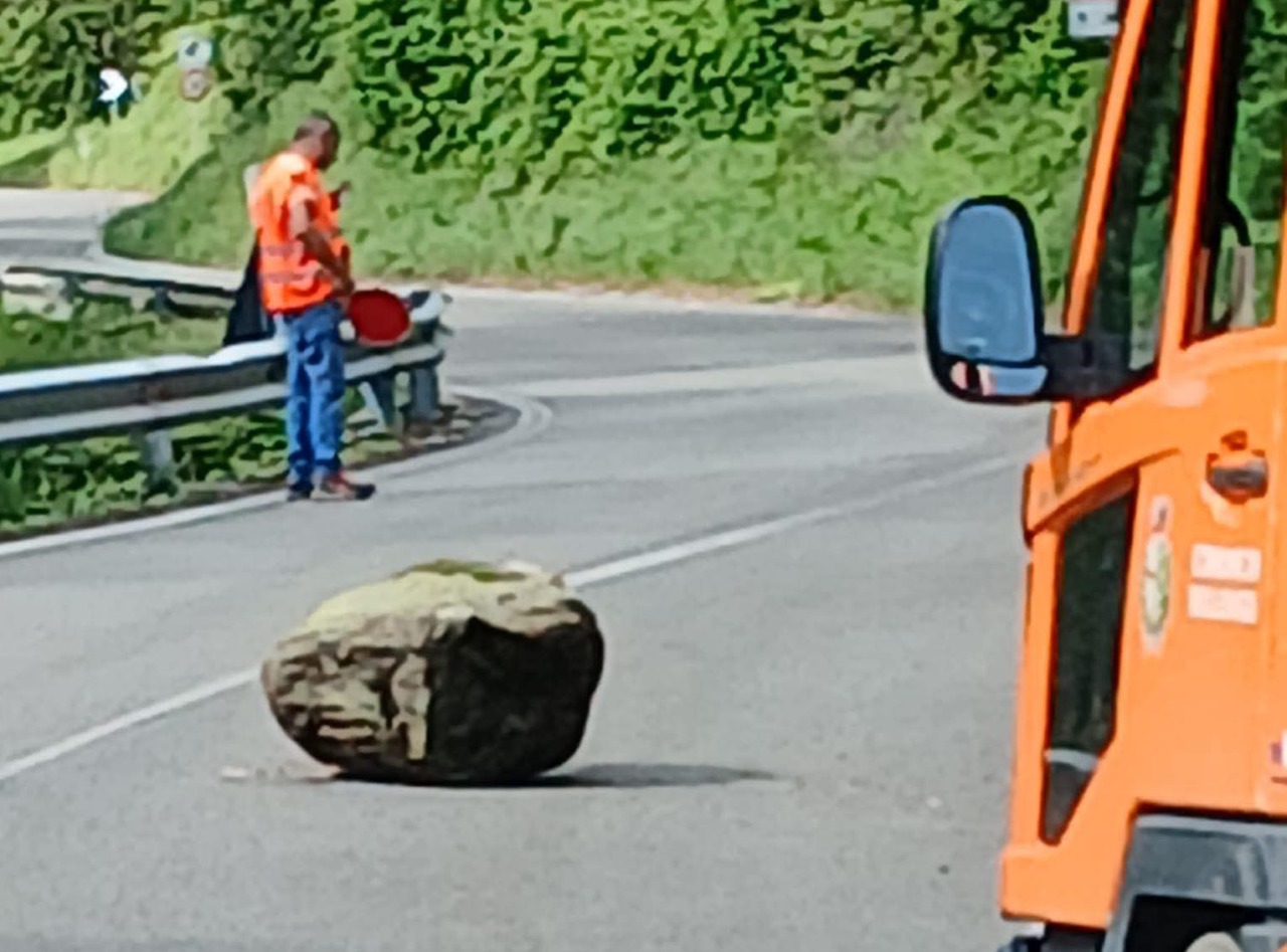 Masso precipita tra i tornanti sulla strada per Mongrando