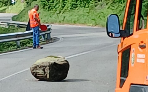 Masso precipita tra i tornanti sulla strada per Mongrando