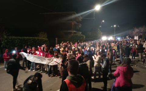 San Benigno e Bosconero si stringono a Don Mario: fiaccole accese contro la bufera giudiziaria