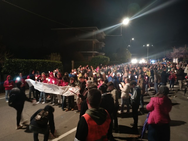 San Benigno e Bosconero si stringono a Don Mario: fiaccole accese contro la bufera giudiziaria