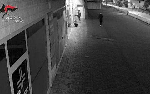 Spaccata allo showroom di Bollengo, due arresti