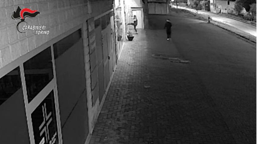 Spaccata allo showroom di Bollengo, due arresti