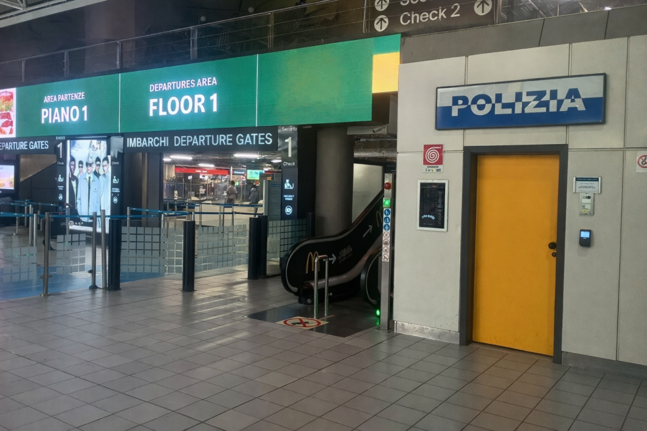 Perde il borsellino con 2.000 all’aeroporto di Caselle, la Polizia glielo restituisce