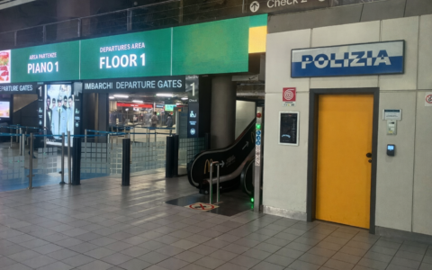 Perde il borsellino con 2.000 all’aeroporto di Caselle, la Polizia glielo restituisce