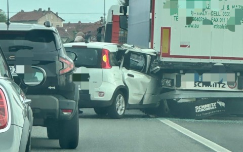 Incidente a Ozegna: Panda sotto un camion, ferito pensionato