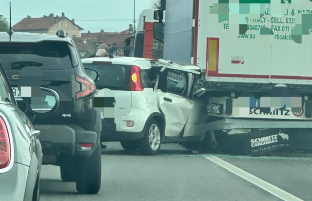 Incidente a Ozegna: Panda sotto un camion, ferito pensionato