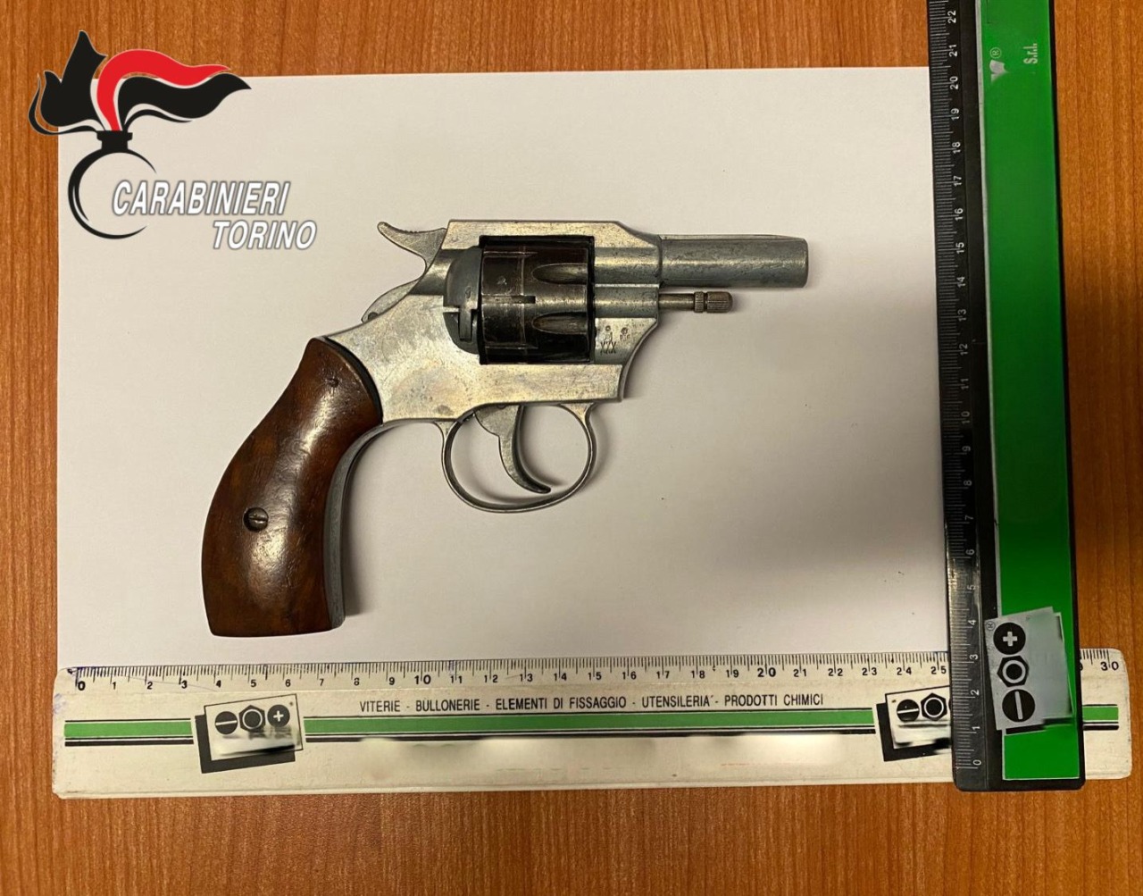 Minaccia la vicina con un revolver per un parcheggio, arrestato 75enne