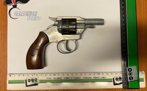 Minaccia la vicina con un revolver per un parcheggio, arrestato 75enne