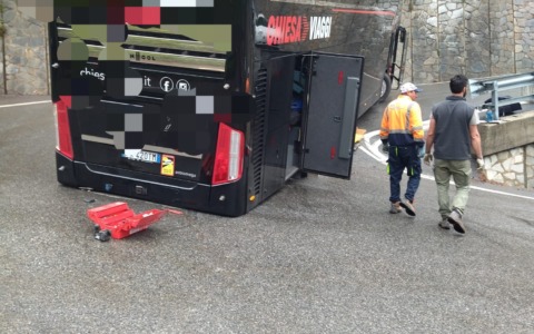 Bus di 14 metri si incastra nel Tornante: provinciale 460 bloccata