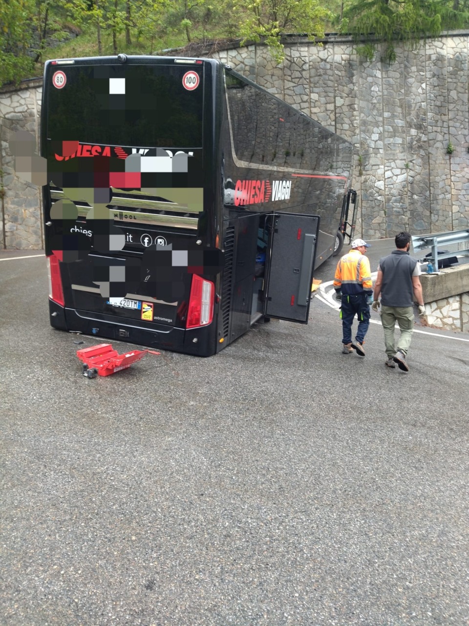 Bus di 14 metri si incastra nel Tornante: provinciale 460 bloccata