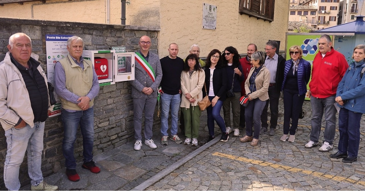 Inaugurato in piazza Rolle il primo defibrillatore pubblico h24