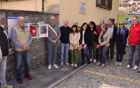 Inaugurato in piazza Rolle il primo defibrillatore pubblico h24