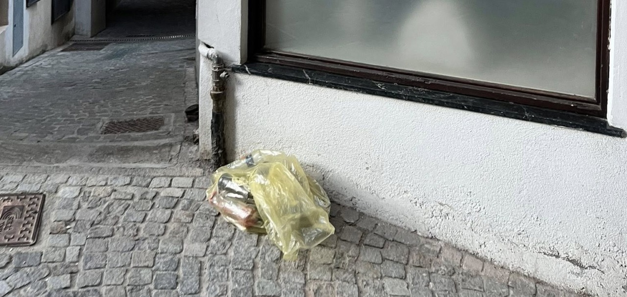 Rifiuti abbandonati e inciviltà nel centro storico