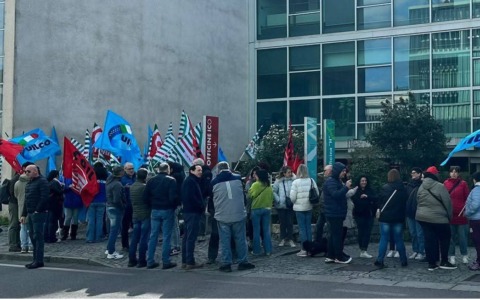 Telecontact in sciopero davanti a palazzo uffici in via Jervis