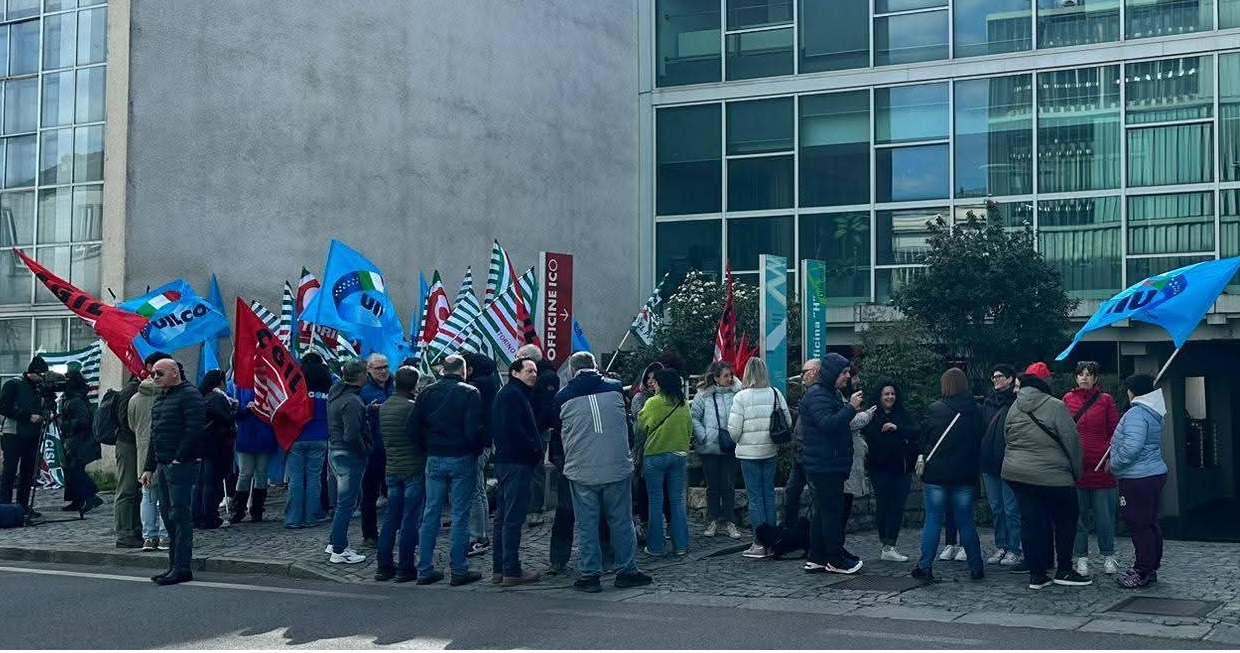 Telecontact in sciopero davanti a palazzo uffici in via Jervis