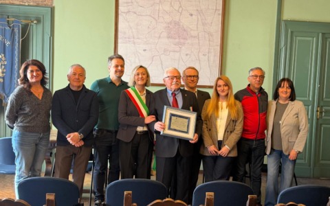Cuorgnè premia Antonio Cesarino: targa del Comune per il presidente onirario del Vallorco