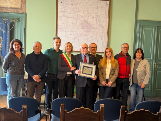 Cuorgnè premia Antonio Cesarino: targa del Comune per il presidente onirario del Vallorco