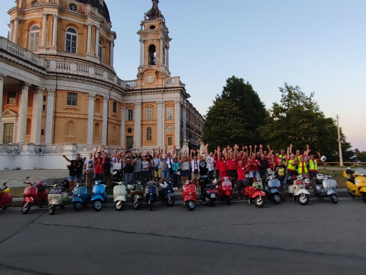 Al via il 1° Raduno Internazionale della Vespa: l’arte scende in piazza per sostenere FARO SAMCO