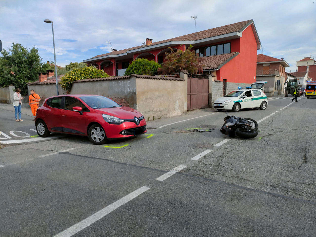 Volpiano, scontro tra auto e moto in via Trento: motociclista trasportato d’urgenza a Chivasso