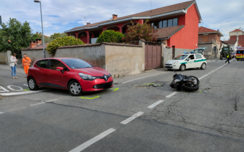 Volpiano, scontro tra auto e moto in via Trento: motociclista trasportato d’urgenza a Chivasso