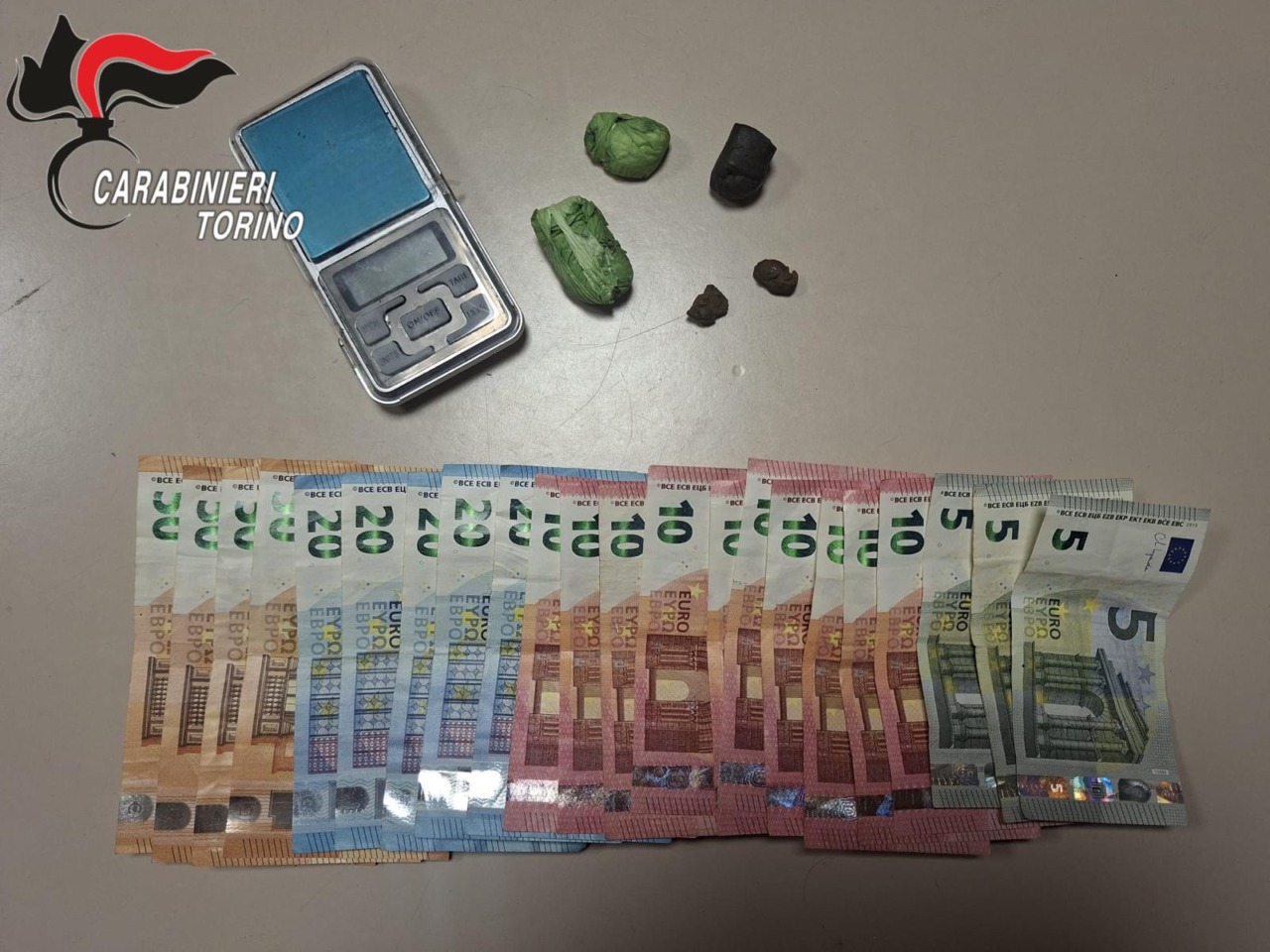 Pusher arrestato dai Carabinieri: sequestrati droga e denaro in contanti