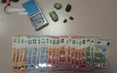 Pusher arrestato dai Carabinieri: sequestrati droga e denaro in contanti