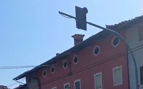 Semaforo rotto da mesi a Cascine di Romano