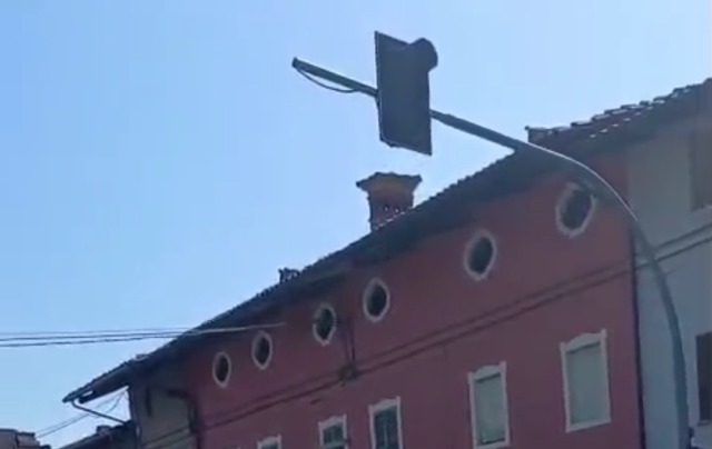 Riparato il semaforo all’incrocio a Cascine di Romano