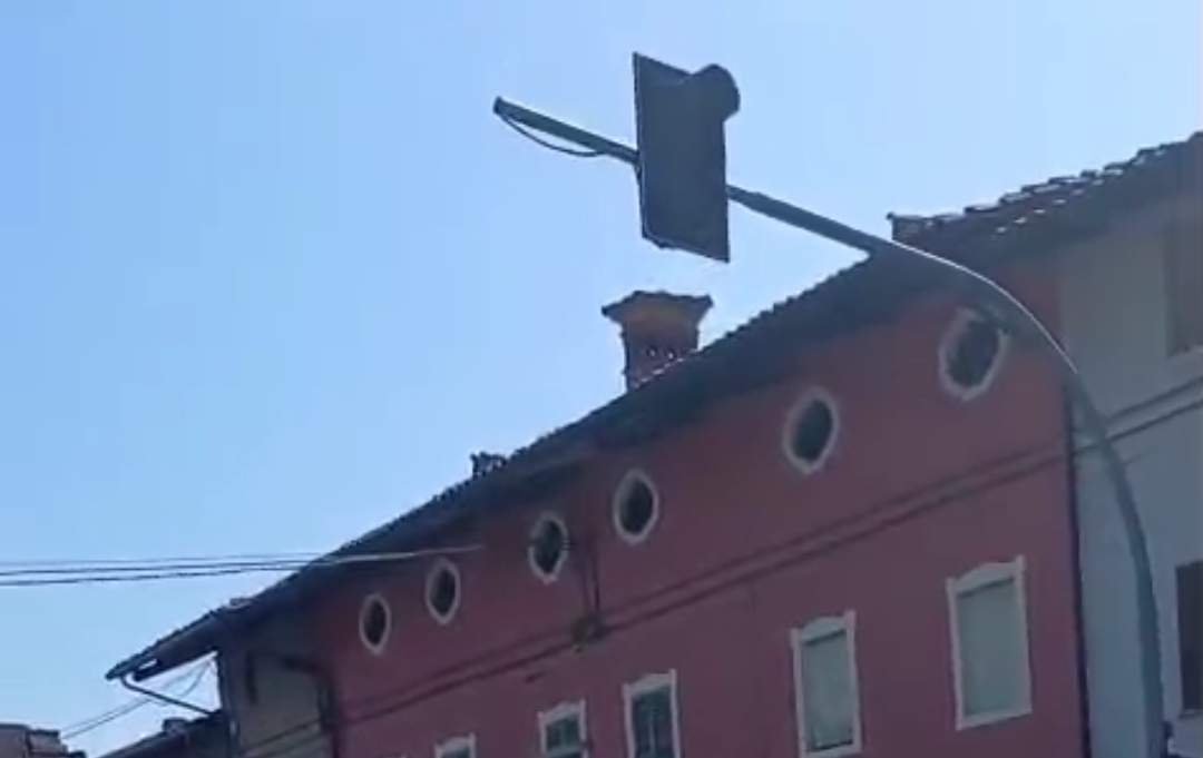 Semaforo rotto da mesi a Cascine di Romano