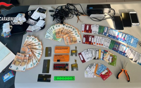 Fanno benzina con carte clonate: presi i responsabili