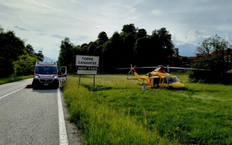 Auto fuori strada, quattro giovani feriti. Un ragazzo è in codice rosso