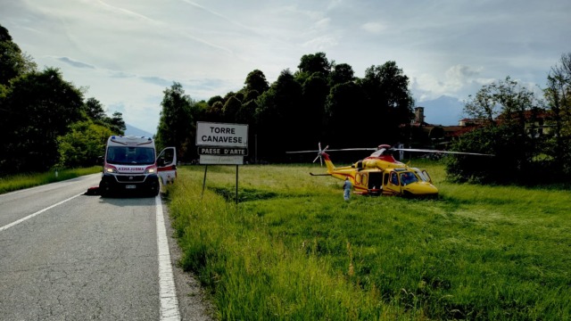 Auto fuori strada, quattro giovani feriti. Un ragazzo è in codice rosso