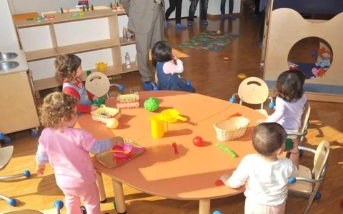 «Sindaco, per favore, in aula ci sono 32 gradi, faccia riparare il condizionatore»