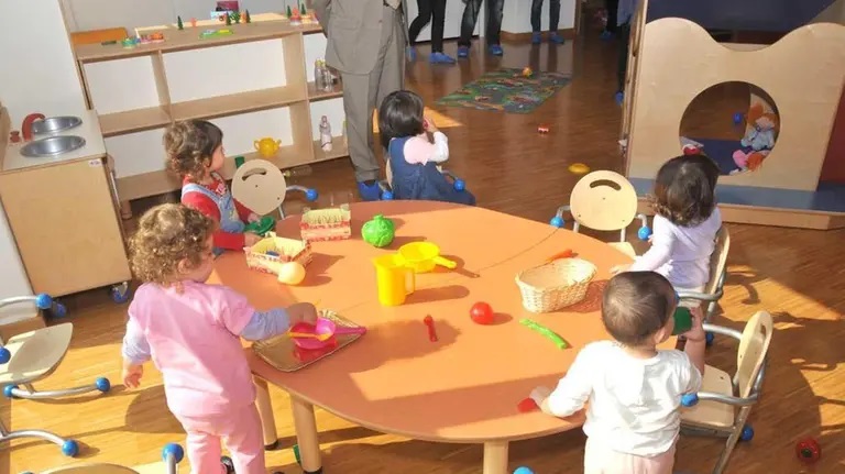 «Sindaco, per favore, in aula ci sono 32 gradi, faccia riparare il condizionatore»