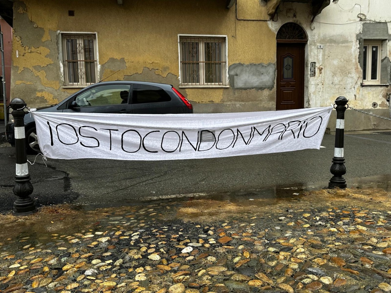 “Io sto con don Mario”: la comunità di San Benigno ribadisce la vicinanza al sacerdote