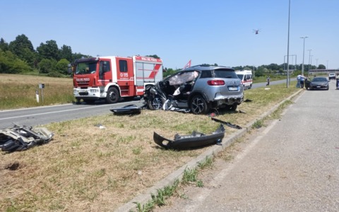 Givoletto, terribile scontro tra tre auto. Due elitrasportati al Cto