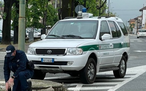 Quattro ladri fermati dalla Polizia Locale mentre tentavano un furto. Erano armati e avevano copia delle chiavi dell’appartamento