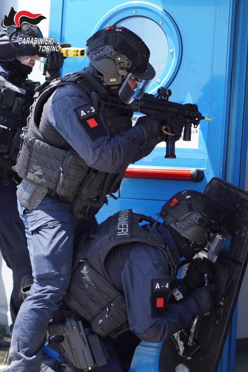 Dipendente armato prende un ostaggio: maxi esercitazione dei Carabinieri alla Leonardo
