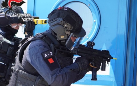 Dipendente armato prende un ostaggio: maxi esercitazione dei Carabinieri alla Leonardo
