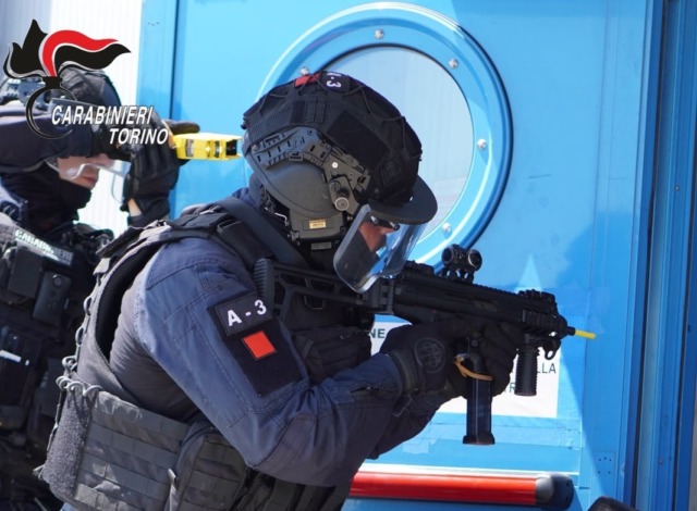 Dipendente armato prende un ostaggio: maxi esercitazione dei Carabinieri alla Leonardo