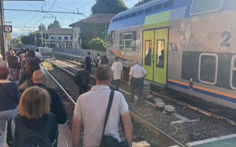 Binario sbagliato e altoparlanti muti: panico e caos alla stazione di Volpiano