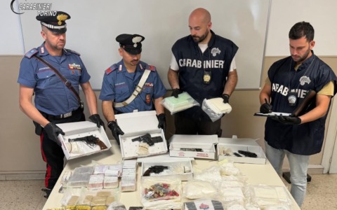 Smantellato arsenale e deposito di droga nei boschi