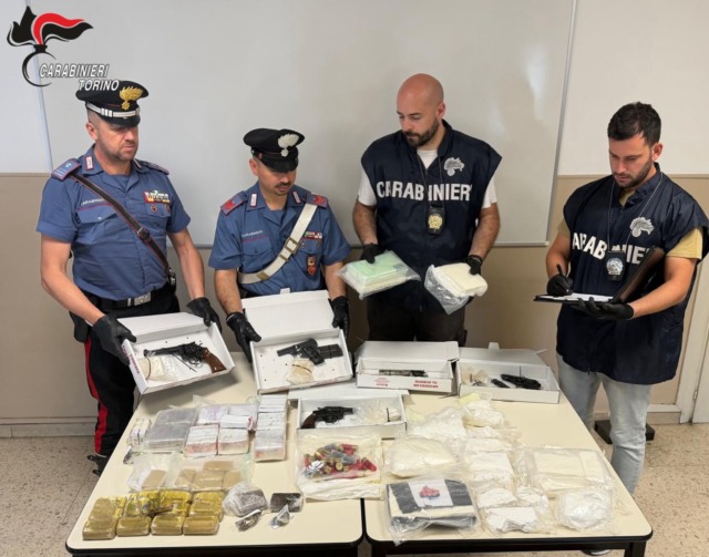 Smantellato arsenale e deposito di droga nei boschi