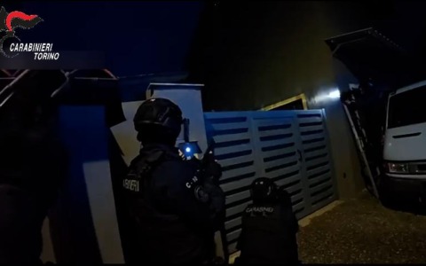 Tra Cuceglio e San Giusto Canavese sequestrati 18 kg di hashish e oltre mezzo chilo di cocaina: 2 arresti e 7 denunce