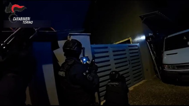 Tra Cuceglio e San Giusto Canavese sequestrati 18 kg di hashish e oltre mezzo chilo di cocaina: 2 arresti e 7 denunce